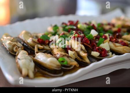 Vongole piccante con peperoncino, stile cinese piatto di frutti di mare, cucina Cinese Foto Stock