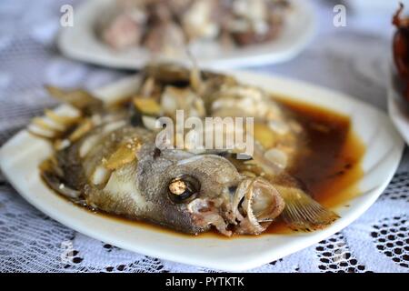 Pesce al vapore, stile cinese piatto di frutti di mare, cucina Cinese Foto Stock