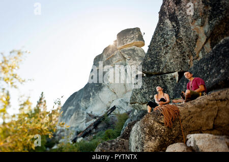 Due arrampicatori seduto sulla roccia. Foto Stock