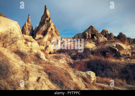 Le formazioni rocciose in spade Valley vicino alla città di Goreme in Cappadocia, Turchia Foto Stock