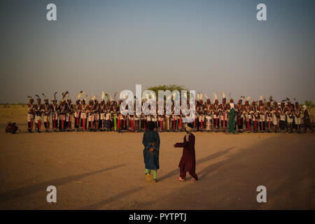 Gli uomini dancing Yaake ballare e cantare al festival Guerewol - 23 settembre 2017 InGall village, Agadez, Niger Foto Stock