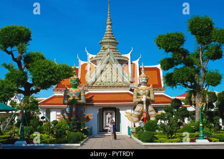 Un edificio laterale a Wat Arun, il "Tempio di Dawn', a Bangkok, Thailandia, fiancheggiata da due Yak o Yaksha, feroci guardiani del tempio Foto Stock