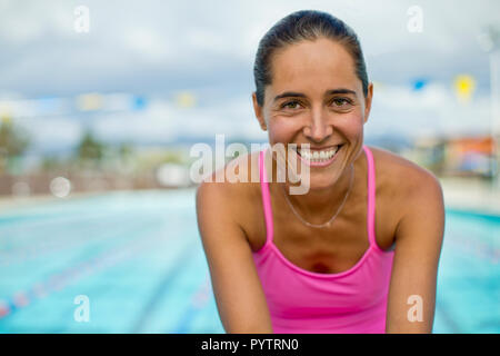 Ritratto di un sorridente di media età del nuotatore. Foto Stock