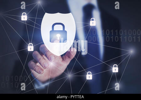 Concetto di sicurezza informatica, cyber security shield pulsante con lucchetti sul touch screen Foto Stock