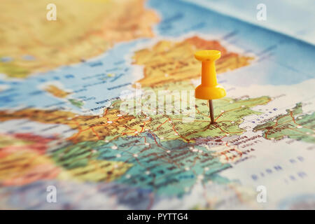 Mappa di viaggio, il pin sul luogo di destinazione. Il concetto di turismo sfondo. Foto Stock