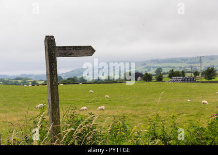 Sentiero pubblico segno principali off Shap Road, l'A6 road, a nord-est di Kendal. Il segno è marcato Bowban in errore, si dovrebbe leggere Bowbank. Foto Stock