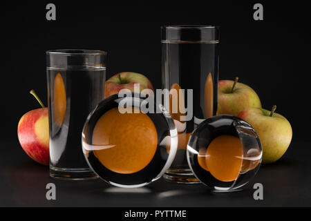 Creative ancora surreale vita di mele e arance Foto Stock