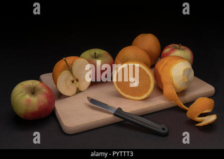 Creative ancora surreale vita di mele e arance Foto Stock