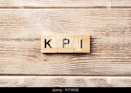 I KPI parola scritta sul blocco di legno. kpi del testo in tabella, concetto. Foto Stock