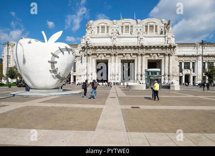 L'Italia, Lombardia, Milano, Piazza Luigi di Savoia. Big Apple di Milano e la stazione centrale (la Stazione di Milano Centrale) Foto Stock