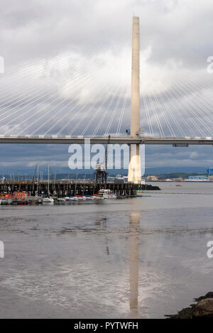 Il nuovo Queensferry Road ponte che attraversa il Firth of Forth tra Edimburgo e South Queensferry Scotland Regno Unito Regno Unito Foto Stock