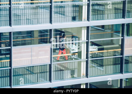 Ottobre 19, 2018. Germania Helios Klinikum Krefeld. Doctor Doctor persone camminare lungo il corridoio tra le stazioni della clinica sul pavimento visualizza t Foto Stock