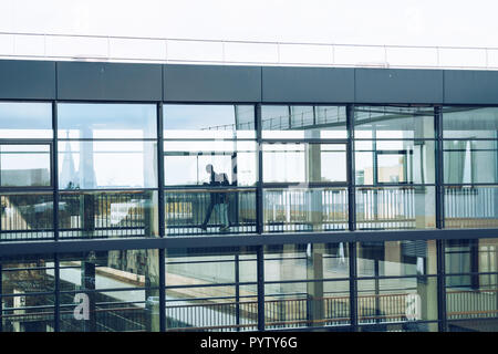 Ottobre 22, 2018. Germania Helios Klinikum Krefeld. Silhouette Doctor Doctor persone l uomo e la donna a piedi in movimento lungo il corridoio tra le stazioni o Foto Stock