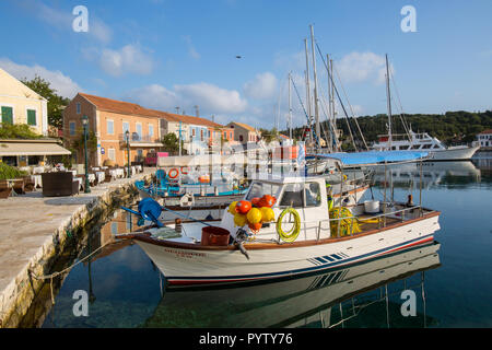 La pesca in barca al porto Foto Stock