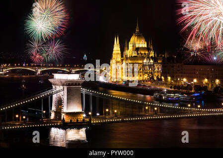 Fuochi d'artificio di Budapest sul Parlamento e il ponte della catena a vicina Foto Stock