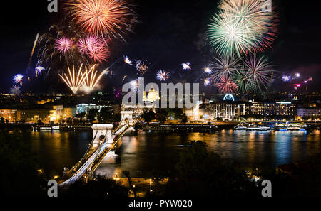 Fuochi d'artificio di Budapest sulla città e il ponte della catena di notte Foto Stock