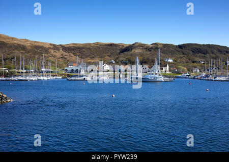 Vista da Eilean un Duin verso imbarcazioni su posti barca presso il porto turistico di Craobh Haven. Foto Stock