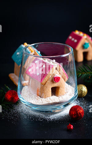 Holiday cibo pastello DIY biscotti di Natale, Gingerbread case e albero di Natale per il regalo o parte Foto Stock