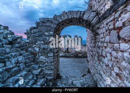 Burgfestung in der Abenddämmerung, Berat, Albanien, Europa | Castello di Berat al crepuscolo, Berat, Albania, Europa Foto Stock