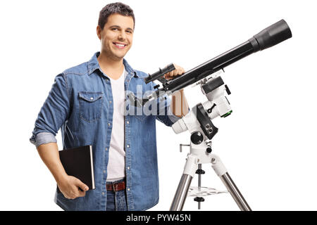 Sorridente giovane con un telescopio isolati su sfondo bianco Foto Stock