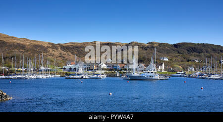 Vista da Eilean un Duin verso imbarcazioni su posti barca presso il porto turistico di Craobh Haven. Foto Stock