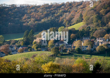 Uley villaggio del Cotswold scarpata in autunno. Uley, Cotswolds, Gloucestershire, Inghilterra Foto Stock