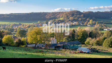 Uley villaggio del Cotswold scarpata in autunno. Uley, Cotswolds, Gloucestershire, Inghilterra Foto Stock