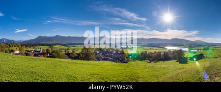 Scena panoramica a alpi bavaresi la gamma della montagna e lago Riegsee Foto Stock