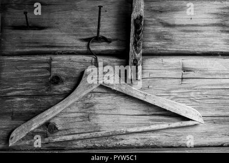 Vecchi panni in legno appendiabiti a parete in una vecchia fattoria svedese nel nord della Svezia Foto Stock