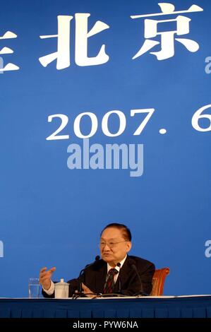 (181030) -- PECHINO, Ott. 30, 2018 (Xinhua) -- In questo file foto, Jin Yong è invitato a dare un discorso all Università di Pechino a Pechino Capitale della Cina, il 18 giugno 2007. Famose arti marziali cinesi il romanziere Louis Cha Leung-yung, più ampiamente noto con il suo nome della penna Jin Yong, morì a 94 in un ospedale di Hong Kong il martedì. Cha ha creato molte diffuse arti marziali romanzi tra 1955 e 1972. Cha, che egualmente co-fondatore della Hong Kong quotidiano Ming Pao, è stato considerato come uno dei più grandi e più popolare di arti marziali scrittori. (Xinhua/Luo Xiaoguang) (SXK) Foto Stock