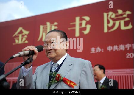 (181030) -- PECHINO, Ott. 30, 2018 (Xinhua) -- In questo file foto, Jin Yong risolve la cerimonia innovativa di un'accademia chiamato dopo di lui in Haining, est della Cina di Provincia dello Zhejiang, sul Sett. 17, 2008. Famose arti marziali cinesi il romanziere Louis Cha Leung-yung, più ampiamente noto con il suo nome della penna Jin Yong, morì a 94 in un ospedale di Hong Kong il martedì. Cha ha creato molte diffuse arti marziali romanzi tra 1955 e 1972. Cha, che egualmente co-fondatore della Hong Kong quotidiano Ming Pao, è stato considerato come uno dei più grandi e più popolare di arti marziali scrittori. (Xinhua/Xu Yu) (SXK) Foto Stock