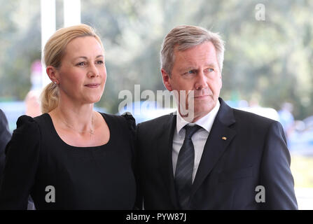 Berlino, Germania. 07Th Sep, 2016. Ex Presidente federale Christian Wulff e sua moglie Bettina venite alla Berliner Philharmonie per la legge di stato per ex Presidente federale Scheel. Ex Presidente Federale Wulff e sua moglie Bettina hanno separato. Credito: Wolfgang Kumm/dpa/Alamy Live News Foto Stock