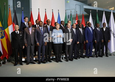 0.10.2018, Berlino, Germania, (bancata posteriore da sinistra a destra) Sebastian Kurz, Abiy Ahmed Ali, Christine Lagarde, Addo Dwanwa Akufo-Addo, Cyril Ramaphosa, Jim Yong Kim, Moussa Faki Mahamat, Mohamed Benchaaboun, (prima fila, fila anteriore da sinistra a destra) Beji Caid Essebsi, Alpha Conde, Faure Gnassingbé Essoziamna, Paul Kagame, Angela Merkel, Olaf Scholz, Abdelfattah al-Sisi, Allsssane Quattara, Macky Sall, Patrice Taloni, Akinwumi Adesina Aydeji.I partecipanti di compact-con-Paesi dell Africa a la foto di famiglia in cancelleria. Foto Stock