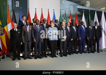 0.10.2018, Berlino, Germania, (bancata posteriore da sinistra a destra) Sebastian Kurz, Abiy Ahmed Ali, Christine Lagarde, Addo Dwanwa Akufo-Addo, Cyril Ramaphosa, Jim Yong Kim, Moussa Faki Mahamat, Mohamed Benchaaboun, (prima fila, fila anteriore da sinistra a destra) Beji Caid Essebsi, Alpha Conde, Faure Gnassingbé Essoziamna, Paul Kagame, Angela Merkel, Olaf Scholz, Abdelfattah al-Sisi, Allsssane Quattara, Macky Sall, Patrice Taloni, Akinwumi Adesina Aydeji.I partecipanti di compact-con-Paesi dell Africa a la foto di famiglia in cancelleria. Foto Stock