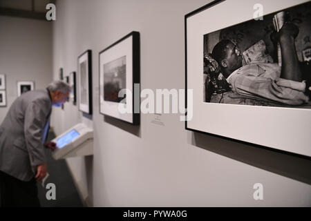 Washington, fotografo americano di 60 anni di carriera. Esso sarà aperto al pubblico da nov. 4. 18 Febbraio, 2019. Un visitatore visualizza opere su uno schermo durante un'anteprima della mostra 'Gordon parchi: la nuova marea, primi lavori 1940-1950" presso la National Gallery of Art di Washington, DC, Stati Uniti, su Ott. 30, 2018. La mostra, che riunisce 150 fotografie e ephemera, si concentra sul decennio formativo del fotografo americano di 60 anni di carriera. Esso sarà aperto al pubblico da nov. 4, 2018 a febbraio 18, 2019. Credito: Liu Jie/Xinhua/Alamy Live News Foto Stock