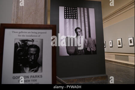 Washington, fotografo americano di 60 anni di carriera. Esso sarà aperto al pubblico da nov. 4. 18 Febbraio, 2019. Foto scattata a ott. 30, 2018 mostra opere esposte durante un'anteprima della mostra 'Gordon parchi: la nuova marea, primi lavori 1940-1950" presso la National Gallery of Art di Washington, DC, Stati Uniti. La mostra, che riunisce 150 fotografie e ephemera, si concentra sul decennio formativo del fotografo americano di 60 anni di carriera. Esso sarà aperto al pubblico da nov. 4, 2018 a febbraio 18, 2019. Credito: Liu Jie/Xinhua/Alamy Live News Foto Stock