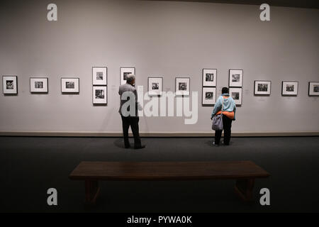 Washington, fotografo americano di 60 anni di carriera. Esso sarà aperto al pubblico da nov. 4. 18 Febbraio, 2019. Visitatori visualizza le opere durante un'anteprima della mostra 'Gordon parchi: la nuova marea, primi lavori 1940-1950" presso la National Gallery of Art di Washington, DC, Stati Uniti, su Ott. 30, 2018. La mostra, che riunisce 150 fotografie e ephemera, si concentra sul decennio formativo del fotografo americano di 60 anni di carriera. Esso sarà aperto al pubblico da nov. 4, 2018 a febbraio 18, 2019. Credito: Liu Jie/Xinhua/Alamy Live News Foto Stock