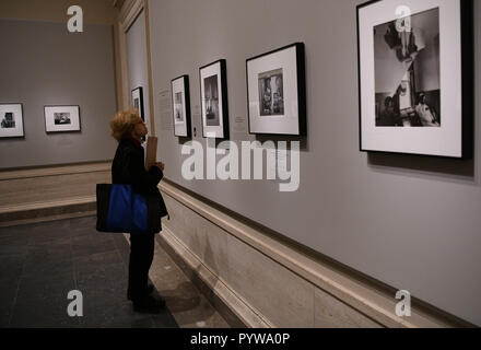 Washington, fotografo americano di 60 anni di carriera. Esso sarà aperto al pubblico da nov. 4. 18 Febbraio, 2019. Un visitatore visualizza opere durante un'anteprima della mostra 'Gordon parchi: la nuova marea, primi lavori 1940-1950" presso la National Gallery of Art di Washington, DC, Stati Uniti, su Ott. 30, 2018. La mostra, che riunisce 150 fotografie e ephemera, si concentra sul decennio formativo del fotografo americano di 60 anni di carriera. Esso sarà aperto al pubblico da nov. 4, 2018 a febbraio 18, 2019. Credito: Liu Jie/Xinhua/Alamy Live News Foto Stock