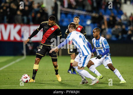 Estadio Municipal de Butarque, Leganes, Spagna. 30 ott 2018. La Copa del Rey calcio, round di 32, Leganes versus Rayo Vallecano; Bebe (Rayo Vallecano) controlla la palla lungo la linea contro Raul Garcia (Leganes FC) Credito: Azione Sport Plus/Alamy Live News Foto Stock