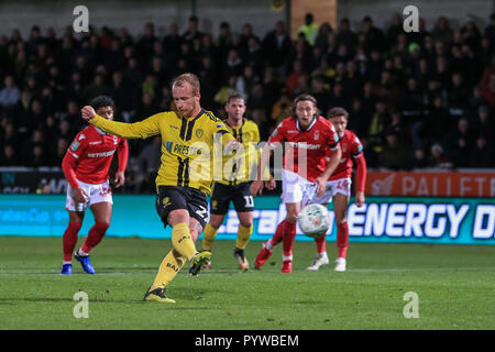 Burton upon Trent, Regno Unito. 30 ott 2018. EFL Carabao Cup, quarto round, Burton Albion V Nottingham Forest : Liam Boyce (27) di Burton Albion manca la sua pena Credito: Mark Cosgrove/News immagini English Football League immagini sono soggette a licenza DataCo Credito: News immagini /Alamy Live News Foto Stock