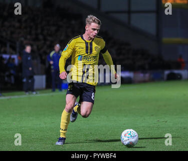 Burton upon Trent, Regno Unito. 30 ott 2018. EFL Carabao Cup, quarto round, Burton Albion V Nottingham Forest : Jake Hesketh (08) di Burton Albion con la sfera Credito: Mark Cosgrove/News immagini English Football League immagini sono soggette a licenza DataCo Credito: News immagini /Alamy Live News Foto Stock