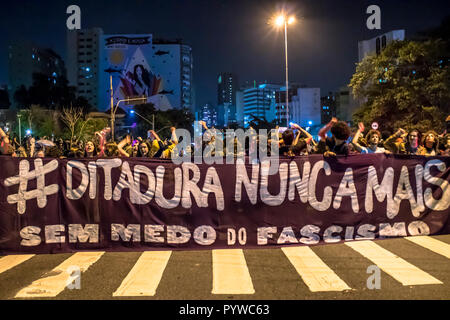 Sao Paulo, Brasile, 30 ottobre 2018. Un gruppo di persone che partecipa a una manifestazione contro il Presidente eletto Jair Bolsonaro. Centinaia di brasiliani, soprattutto studenti, dimostrato oggi in alcune città del paese contro il presidente eletto, estrema destra Jair Bolsonaro che esigeva che egli rispetti la democrazia durante il suo termine credito: Alf Ribeiro/Alamy Live News Foto Stock