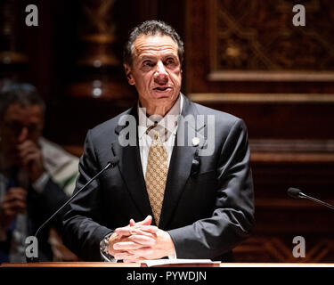 New York, New York, Stati Uniti d'America. 30 ott 2018. Governatore Andrew Cuomo (D-NY) parlando all'interfaith veglia di preghiera per le riprese con l'albero della vita alla sinagoga di Pittsburgh, Pennsylvania (ottobre 27) presso la Sinagoga centrale nella città di New York. Credito: SOPA Immagini limitata/Alamy Live News Foto Stock