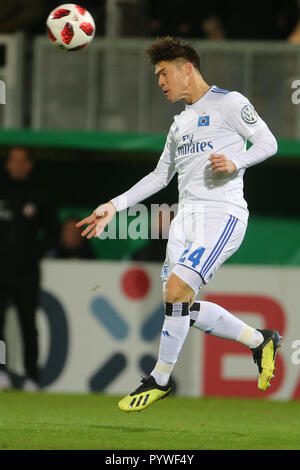 Wiesbaden, Germania. 30 ott 2018. Calcio: DFB Cup, SV Wehen Wiesbaden - Hamburger SV, 2° round in Brita Arena. La Hamburg Gotoku Sakai presso l'intestazione. Credito: Thomas Frey/dpa/Alamy Live News Foto Stock