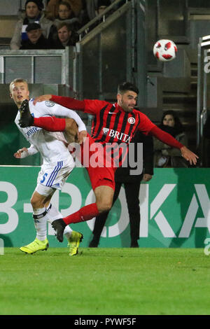 Wiesbaden, Germania. 30 ott 2018. Calcio: DFB Cup, SV Wehen Wiesbaden - Hamburger SV, 2° round in Brita Arena. Amburgo è David Bates (l) e Wiesbaden's Sascha Mockenhaupt lotta per la palla. Credito: Thomas Frey/dpa/Alamy Live News Foto Stock