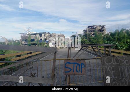 I residenti di Marawi città pesantemente devastata "ground zero" sono stati autorizzati a visitare i loro gravemente danneggiato case dopo quasi un anno dalla sua liberazione dalla Maute/è gruppo estremista. Ma si tratta solo di essere in grado di tornare e ricostruire le loro case solo sul primo trimestre del 2020 dopo tutti i 27.000 residenti (almeno 11.000 proprietari di casa e il resto classificati come "partecipi e affittuari") aveva visitato e ispezionato le loro case disastrate. Foto Stock