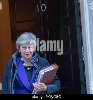 Londra, Regno Unito. 31 ott 2018. Londra il 31 ottobre 2018, Theresa Maggio MP PC, Primo Ministro, foglie 10 Downing Street, Londra Credito: Ian Davidson/Alamy Live News Foto Stock