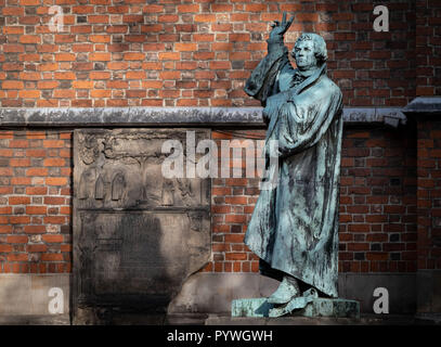 Hannover, Germania. 31 ott 2018. Il Luther monumento si trova sotto il sole di fronte alla chiesa di mercato di Hannover. Con più di mille chiesa i servizi e gli eventi, le parrocchie della Evangelica Luterana Chiesa Regionale di Hannover celebrare il Giorno della Riforma. Credito: Peter Steffen/dpa/Alamy Live News Foto Stock