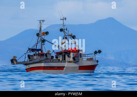 Commerciale sostenibile sgombro Pesca con Lenza nave nel fiordo norvegese Foto Stock