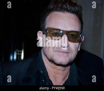 Paul David Hewson dice Bono, cantautore, cantante e musicista irlandese, visto di fronte all'hotel Plaza Athénée a Parigi Francia Foto Stock